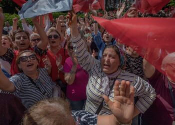 Supporters of Turkey’s Republican People’s Party (CHP) Chairman and Presidential candidate Kemal Kilicdaroglu wave during a campaign meeting at the municipality theatre in Adana, on May 25, 2023, ahead of the May 28 presidential runoff vote. (Photo by Can EROK / AFP)