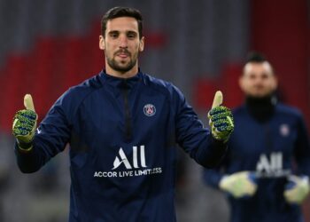 (FILES) Paris Saint-Germain’s Spanish goalkeeper Sergio Rico gives the thumbs up during warm up prior to the UEFA Champions League quarter-final first leg football match between FC Bayern Munich and Paris Saint-Germain (PSG) in Munich, southern Germany, on April 7, 2021. – Paris Saint-Germain back-up goalkeeper Sergio Rico is in “serious” condition after a horse riding accident, the French club confirmed on May 28, 2023. The 29-year-old Spaniard was on the bench for PSG as they won the Ligue 1 title on May 27, with a 1-1 draw at Strasbourg before heading to Spain, where the accident happened in El Rocio. (Photo by Christof STACHE / AFP)