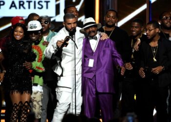 LAS VEGAS, NV – MAY 21: (L-R) Rappers Nicki Minaj and Lil’ Wayne look on as recording artist Drake accepts the Top Artist award onstage with his father Dennis Graham during the 2017 Billboard Music Awards at T-Mobile Arena on May 21, 2017 in Las Vegas, Nevada. (Photo by Ethan Miller/Getty Images)