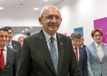 Kemal Kilicdaroglu (C) the 74-year-old leader of the center-left, pro-secular Republican People’s Party, or CHP, arrives for a press conference in Ankara on May 15, 2023. – Turkey braced on May 15, 2023 for its first election runoff after a night of high drama showed President Recep Tayyip Erdogan edging ahead of his secular rival but failing to secure a first-round win. (Photo by BULENT KILIC / AFP)