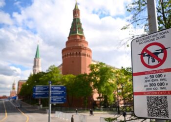 A “No Drone Zone” sign sits just off the Kremlin in central Moscow as it prohibits unmanned aerial vehicles (drones) flying over the area, on May 3, 2023. – Moscow’s mayor on May 3, 2023 announced a ban on unauthorised drone flights over the Russian capital, just as the Kremlin said it had shot down two Ukrainian drones targeting President Vladimir Putin. (Photo by NATALIA KOLESNIKOVA / AFP)