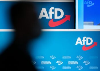 (FILES) This file photo taken on April 11, 2021 shows the logo of Germany’s far-right Alternative for Germany (AfD) party during a congress in Dresden, eastern Germany. – Long an anti-immigration party, the Alternative for Germany (AfD) has scaled new heights in national polls as discontent with the government in Berlin and its climate agenda grows. (Photo by JENS SCHLUETER / AFP)