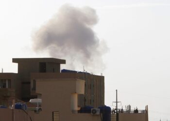 Smoke billows behind buildings in Khartoum on June 2, 2023, as fighting between Sudan’s warring generals intensified. – For nearly seven weeks, deadly fighting between the regular army and the paramilitary Rapid Support Forces (RSF) has gripped Khartoum and the western region of Darfur despite repeated efforts to broker a humanitarian ceasefire. (Photo by – / AFP)