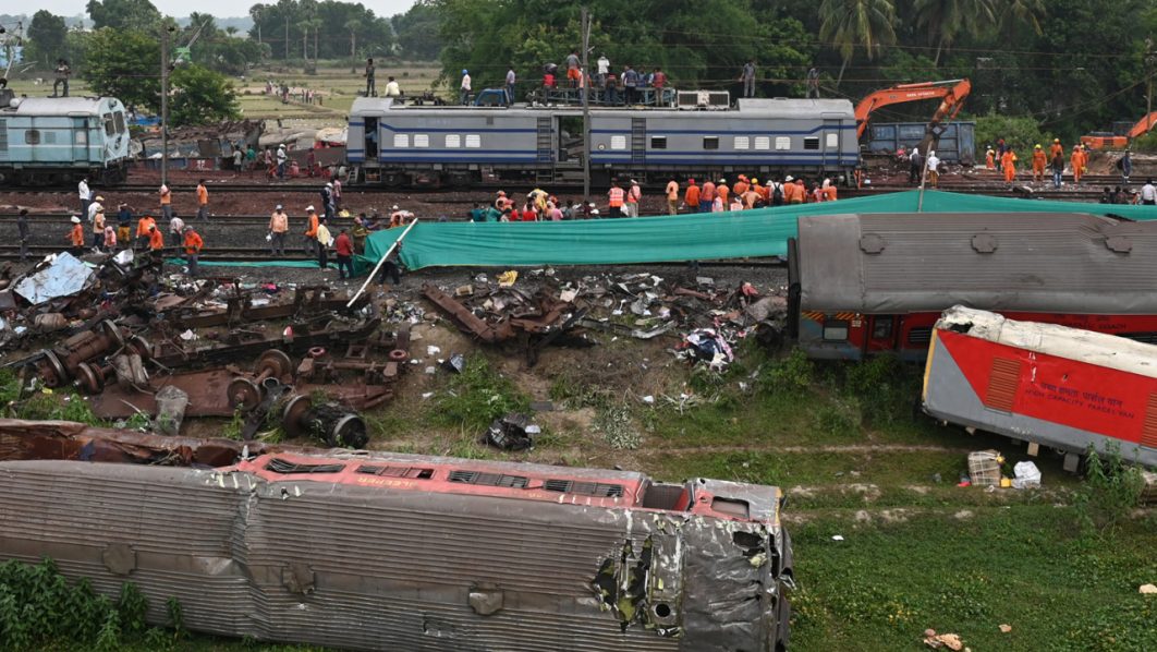 Trains resume service 51 hours after deadly India crash