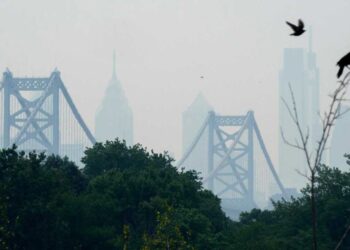 Smoke from Canada’s wildfires casts a haze over the Philadelphia skyline, as seen from Camden, New Jersey on June 7, 2023. An orange-tinged smog caused by Canada’s wildfires shrouded New York on June 7, 2023, obscuring skyscrapers and causing residents to don face masks, as cities along the US East Coast issued air quality alerts. (Photo by Joe LAMBERTI / AFP)