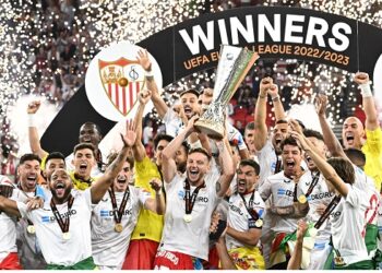 Sevilla's players celebrate with the trophy after winning the UEFA Europa League final football match between Sevilla FC and AS Roma at the Puskas Arena in Budapest, Hungary on May 31, 2023. (Photo by Attila KISBENEDEK / AFP)