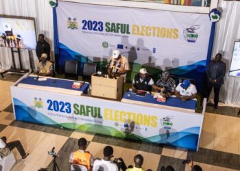 The president of the Electoral Commission of Sierra Leone (ECSL), Mohamed Konneh (C) releases partial election results in Freetown on June 26, 2023. (Photo by JOHN WESSELS / AFP)