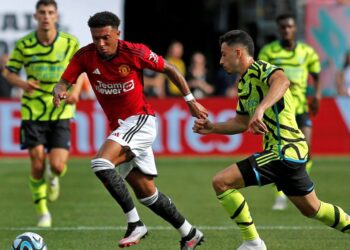 Manchester United’s English midfielder Jadon Sancho (C) fights for the ball with Arsenal’s Brazilian midfielder Gabriel Martinelli (R) during the friendly football match between Manchester United and Arsenal at MetLife Stadium in East Rutherford, New Jersey, on July 22, 2023. (Photo by Leonardo Munoz / AFP)