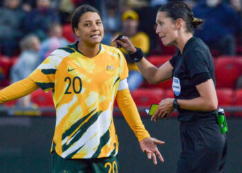 Australia’s forward Sam Kerr (L)