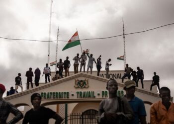 Protesters hold a Niger flag during a demonstration on independence day in Niamey on August 3, 2023. Hundreds of people backing the coup in Niger gathered on August 3, 2023 for a mass rally in the capital Niamey with some brandishing giant Russian flags. The demonstrators converged at Concertation Square in the heart of the city, following a call by a coalition of civil society associations on a day marking the country’s 1960 independence from France. (Photo by AFP)