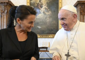 This photo taken and handout on August 25, 2023 by The Vatican Media shows Pope Francis meeting with Katalin Novak, President of Hungary in The Vatican. (Photo by Simone Risoluti / VATICAN MEDIA / AFP) / RESTRICTED TO EDITORIAL USE – MANDATORY CREDIT “AFP PHOTO / VATICAN MEDIA” – NO MARKETING – NO ADVERTISING CAMPAIGNS – DISTRIBUTED AS A SERVICE TO CLIENTS – RESTRICTED TO EDITORIAL USE – MANDATORY CREDIT “AFP PHOTO / VATICAN MEDIA” – NO MARKETING – NO ADVERTISING CAMPAIGNS – DISTRIBUTED AS A SERVICE TO CLIENTS /