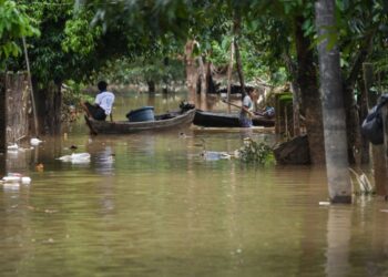 Hundreds flee floods as super typhoon brushes past Philippines