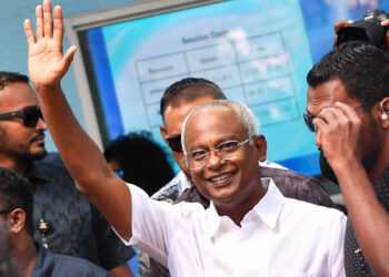 Ibrahim Mohamed Solih (C), the incumbent Maldives President, waves after casting his ballot at a polling station during the second round of Maldives’ presidential election in Male on September 30, 2023. – The Maldives began voting on September 30 to decide their next president in a referendum on whether to hitch their fortunes to China or India, both vying for influence in the tropical paradise. (Photo by Mohamed Afrah / AFP)