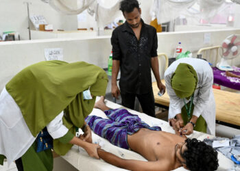 A man receives treatment as he suffers from dengue fever, at the Shaheed Suhrawardy Medical College Hospital in Dhaka on October 2, 2023. – More than 1,000 people in Bangladesh have died of dengue fever since the start of the year, official figures showed, in the country’s worst recorded outbreak of the mosquito-borne disease. (Photo by Munir UZ ZAMAN / AFP)