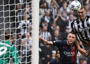 Newcastle United’s English defender #33 Dan Burn headers the ball to scores the team’s second goal during the UEFA Champions League Group F football match between Newcastle United and Paris Saint-Germain at St James’ Park in Newcastle-upon-Tyne, north east England on October 4, 2023. (Photo by FRANCK FIFE / AFP)