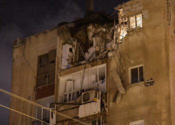 A building in Tel Aviv is damaged by a rocket fired by Palestinian militants from the Gaza Strip on October 7, 2023. – Palestinian militant group Hamas launched a surprise large-scale attack against Israel on October 7, firing thousands of rockets from Gaza and sending fighters to kill or abduct people as Israel retaliated with devastating air strikes. (Photo by JACK GUEZ / AFP)