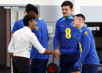 Britain’s Prime Minister Rishi Sunak (L) shakes hands with England’s midfielder Phil Foden (R) as he meets England’s striker Marcus Rashford (3L), England’s midfielder Declan Rice (2L), England’s defender Harry Maguire (2R) and England’s midfielder Phil Foden during an England training session at St George’s Park in Burton-on-Trent, central England, on October 10, 2023. – Seven years after awarding Euro-2024 to Germany, UEFA announced on October 10, 2023 the hosts for the next two editions: The United Kingdom and Ireland are due to host the tournament together in 2028, followed by the unprecedented tandem of Italy and Turkey in 2032. (Photo by Darren Staples / POOL / AFP)