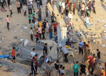 EDITORS NOTE: Graphic content / Palestinians inspect a car destroyed in an Israeli airstrike in Khan Yunis in the southern of Gaza Strip, on October 16, 2023. – Israel declared war on the Islamist group Hamas on October 8, a day after waves of its fighters broke through the heavily fortified border and killed more than 1,400 people, most of them civilians. The relentless Israeli bombings since have flattened neighbourhoods and left at least 2,670 people dead in the Gaza Strip, the majority ordinary Palestinians. (Photo by MAHMUD HAMS / AFP)