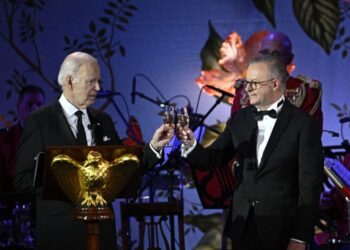 US President Joe Biden (L) and Australia’s Prime Minister Anthony Albanese toast during a State Dinner at the South Lawn of White House in Washington, DC on October 25, 2023. (Photo by Brendan SMIALOWSKI / AFP)