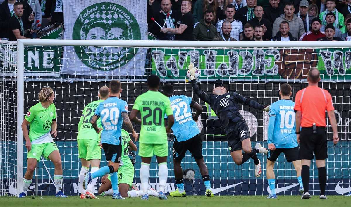 Kainz scores two penalties as Cologne beat derby rivals Gladbach