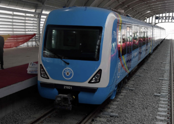 FILE: People stand next to the light rail blue line at the inauguration ceremony of the Lagos light rail blue line at Marina Station in Lagos, Nigeria, on January 24, 2023. /CFP