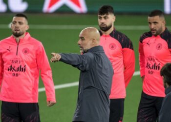 Manchester City’s Spanish manager Pep Guardiola (2nd L) gestures next to Manchester City’s Croatian midfielder #08 Mateo Kovacic, Manchester City’s Croatian defender #24 Josko Gvardiol and Manchester City’s English defender #02 Kyle Walker during a training session on the eve of the UEFA Champions League Group G football match between Young Boys and Manchester City at Wankdorf Stadium in Bern on October 24, 2023. (Photo by Fabrice COFFRINI / AFP)