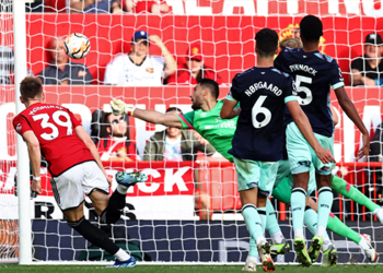 Manchester United’s Scottish midfielder #39 Scott McTominay (L) heads home their late winning goal during the English Premier League football match between Manchester United and Brentford at Old Trafford in Manchester, north west England, on October 7, 2023. (Photo by Darren Staples / AFP)