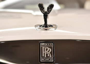 A picture shows the emblem on the bonnet of a Rolls-Royce Wraith Black Badge (R) car in a showroom in central London on January 9, 2019. Rolls-Royce announced its highest ever annual sales with 4,107 cars delivered to customers in over 50 countries around the world in 2018, on January 10, 2019. Ben STANSALL / AFP