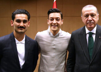 (ALTERNATIVE CROP) This handout picture taken on May 13, 2018 and released on May 14, 2018 by the Turkish Presidential Press office shows Turkish President Recep Tayyip Erdogan(R) posing for a photo with German footballers of Turkish origin Ilkay Gundogan (L) and Mesut Ozil (2nd L) in London. / AFP PHOTO / TURKISH PRESIDENTIAL PRESS SERVICE / KAYHAN OZER /