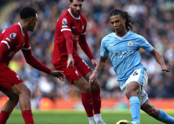 Liverpool's English defender #66 Trent Alexander-Arnold (L) vies with Manchester City's Dutch defender #06 Nathan Ake during the English Premier League football match between Manchester City and Liverpool at the Etihad Stadium in Manchester, north west England, on November 25, 2023. (Photo by Darren Staples / AFP) / RESTRICTED TO EDITORIAL USE. NO USE WITH UNAUTHORIZED AUDIO, VIDEO, DATA, FIXTURE LISTS, CLUB/LEAGUE LOGOS OR 'LIVE' SERVICES. ONLINE IN-MATCH USE LIMITED TO 120 IMAGES. AN ADDITIONAL 40 IMAGES MAY BE USED IN EXTRA TIME. NO VIDEO EMULATION. SOCIAL MEDIA IN-MATCH USE LIMITED TO 120 IMAGES. AN ADDITIONAL 40 IMAGES MAY BE USED IN EXTRA TIME. NO USE IN BETTING PUBLICATIONS, GAMES OR SINGLE CLUB/LEAGUE/PLAYER PUBLICATIONS. - RESTRICTED TO EDITORIAL USE. No use with unauthorized audio, video, data, fixture lists, club/league logos or 'live' services. Online in-match use limited to 120 images. An additional 40 images may be used in extra time. No video emulation. Social media in-match use limited to 120 images. An additional 40 images may be used in extra time. No use in betting publications, games or single club/league/player publications. /