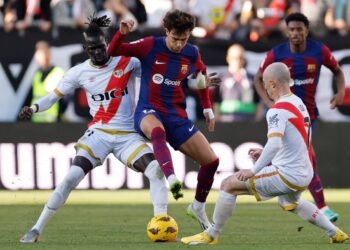 Barcelona’s Portuguese forward #14 Joao Felix (C) fights for the ball with Rayo Vallecano’s Senegalese midfielder #21 Pathe Ciss (L) and Rayo Vallecano’s Spanish forward #07 Isi Palazon during the Spanish league football match between Rayo Vallecano de Madrid and FC Barcelona on November 25, 2023. (Photo by OSCAR DEL POZO / AFP)