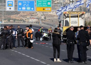 Israeli security forces inspect the scene of a shooting in Jerusalem on November 30, 2023. – Gunmen killed three people and wounded several more in Jerusalem on Thursday, Israeli police said, in an attack shortly after an truce in the Israel-Hamas war was extended. Police said two suspects “implicated in the shootings were neutralised on the spot” after the attack near a bus stop on the western side of Jerusalem, where there are no checkpoints guarding entrance to the city. (Photo by AHMAD GHARABLI / AFP)