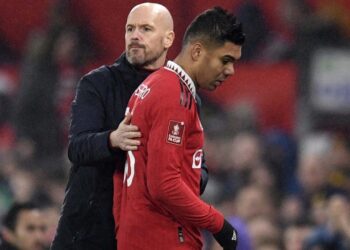 Manchester United’s Dutch manager Erik ten Hag (L) gestures to razilian midfielder Casemiro (R)Photo by Oli SCARFF / AFP)