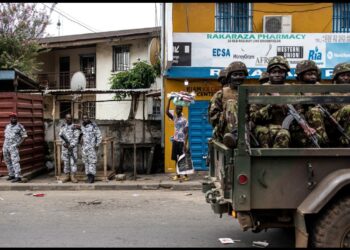 (FILES) Soldiers of the Sierra Leonean Armed Forces patrol the streets in Freetown on June 26, 2023. Clashes that shook Sierra Leonea’s capital Freetown on November 26, 2023 left 13 dead in the ranks of the army loyal to the government, and were orchestrated by active and retired soldiers, the army spokesperson said November 27, 2023. (Photo by JOHN WESSELS / AFP)