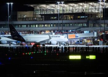 Hamburg airport flights halted over ‘hostage’ situation