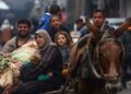 EDITORS NOTE: Graphic content / Palestinians fleeing Khan Yunis arrive in Rafah further south near the Gaza Strip’s border with Egypt on December 5, 2023, after Israeli forces were seen the previous day on the outskirts of Khan Yunis, which is packed with displaced civilians. – Israeli troops battled Hamas militants in the southern Gaza Strip on December 5 after expanding their offensive deeper into the besieged territory, with UN warnings that an “even more hellish scenario” was unfolding for trapped civilians. (Photo by Mohammed ABED / AFP)