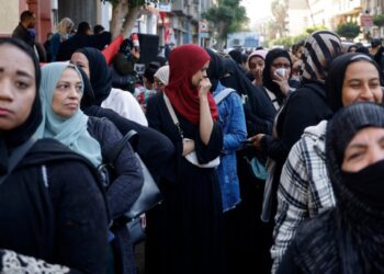 Egyptian women queue in front of a polling station to cast their ballots in the presidential election, in downtown Cairo on December 10, 2023. – The vote in the country of nearly 106 million people will run until December 12, with results expected to be announced on December 18. (Photo by Khaled DESOUKI / AFP)