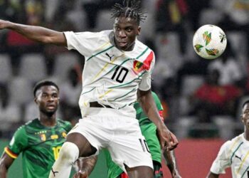 Guinea’s midfielder #10 Moriba Kourouma (C) heads the ball during the Africa Cup of Nations (CAN) 2024 group C football match between Cameroon and Guinea at Stade Charles Konan Banny in Yamoussoukro on January 15, 2024. (Photo by Issouf SANOGO / AFP)