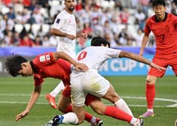 Bahrain's midfielder #06 Mohamed al-Hardan and South Korea's midfielder #08 Hong Hyun-seok fight for the ball during the Qatar 2023 AFC Asian Cup Group E football match between South Korea and Bahrain at the Jassim bin Hamad Stadium in Doha on January 15, 2024. (Photo by HECTOR RETAMAL / AFP)