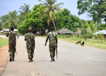 [file] Soldiers from the Mozambican army patrol the streets / AFP PHOTO / ADRIEN BARBIER