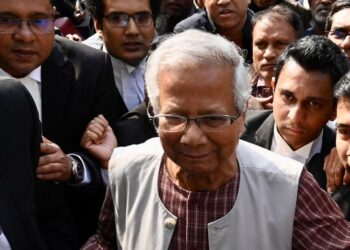 Bangladeshi Nobel peace laureate Muhammad Yunus (C) appears in a court in Dhaka on January 1, 2024. – Yunus was facing six months in jail with a court set to rule on January 1 on a labour law case decried by his supporters as politically motivated. (Photo by Munir uz zaman / AFP)