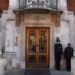 Police officers stand guard outside the London Clinic in London on January 26, 2024. – King Charles III was on Friday admitted to a London hospital for scheduled surgery, Buckingham Palace said, a week after revealing the British monarch would be treated for an enlarged prostate. (Photo by Daniel LEAL / AFP)