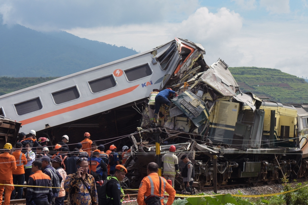 3 dead, 28 injured in Indonesia train collision