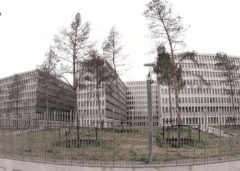 View taken on April 27, 2015 shows the headquarters under construction of the German Intelligence Service (BND) in Berlin. The German chancellor's office has known since 2008 of US economic espionage targeting European firms such as Airbus but did not react, Germany's Bild daily said, citing intelligence agency documents. The US' National Security Agency (NSA) sought to spy on companies in Europe via the German BND foreign intelligence agency's monitoring station at Bad Aibling in southern Bavaria state, the mass circulation newspaper said.         AFP PHOTO / DPA / JOERG CARSTENSEN   +++   GERMANY OUT (Photo by Jörg Carstensen / DPA / AFP)